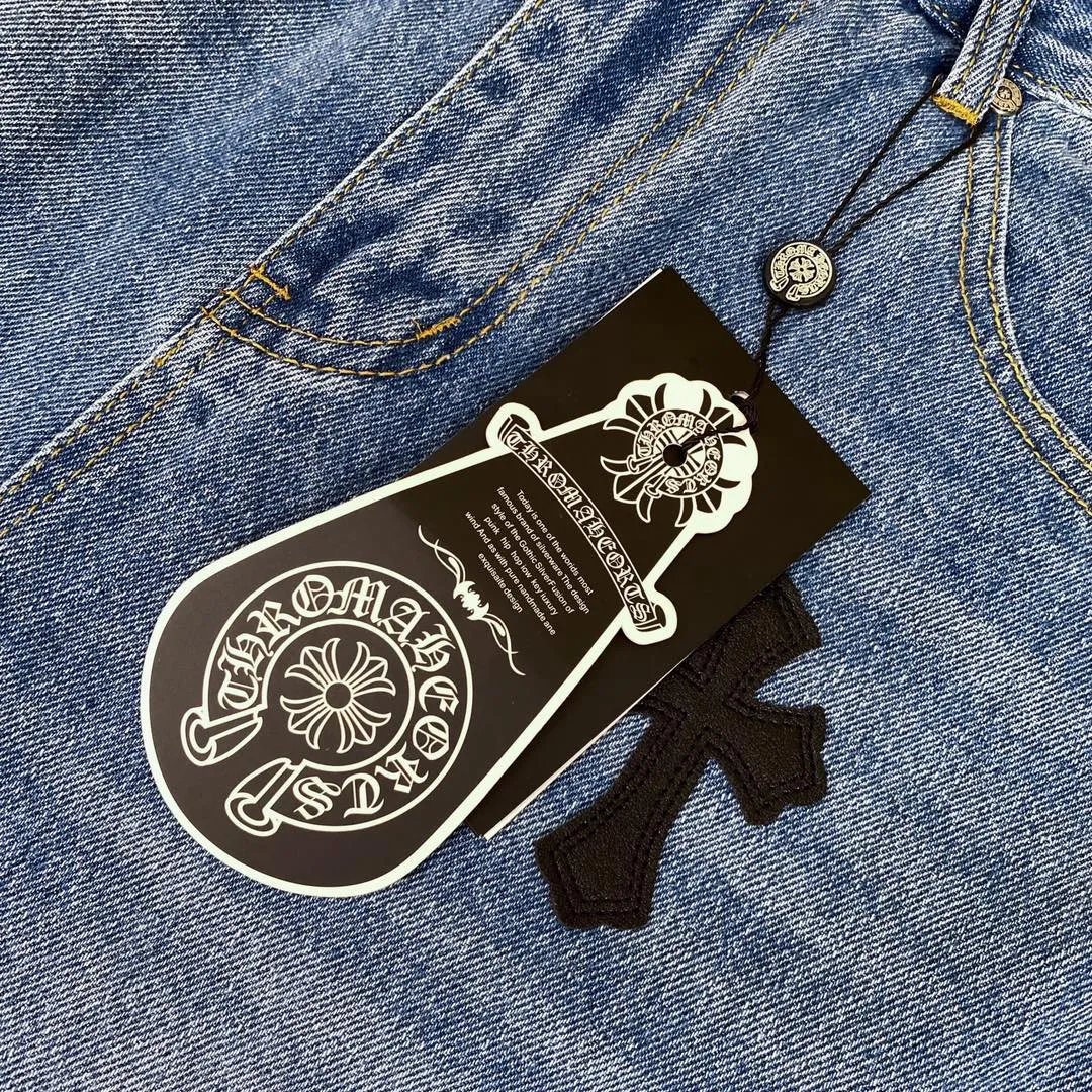 🅿️240 Chroe Hets CH classic blue and black leather jeans, priced at 4W level, patchwork cross pattern embellishment, women's high-waisted washed jeans! ! Absolutely high-end luxury products, 1.9W level god-level single products, super popular products, built with top heavy industry, a magic weapon that cannot be missed [About Zangyin] This is an extremely luxurious fashion brand that can also be called the aristocrats of the high street. It has always been an exclusive brand for some hipsters or rich second generations. Compared with ordinary high streets, it is more luxurious and noble. Compared with luxury brands, it has a more fashionable personality and has always been a brand that I have a special liking for. A6632 [Top heavy industry fashionable design] Consistently high-street luxury style creation. Speaking of this style, the Zangyin family and GU family are definitely the leading representative brands. Especially the Zangyin family has really achieved a state-of-the-art effect in creating high-street style. The color system of this model is made of unique washed materials. It is already quite eye-catching. It is decorated with pink patchwork cross flowers, which cleverly highlights the charm of the brand. Secondly, this model uses classic The classic high-waist cutting design highlights the long legs and the fashionable temperament of the upper body. The brand is highly recognizable and the slim fit configuration is more suitable for daily wear. This product is a product that interprets personality, fashion, and specifications at a glance. This single product is enough to make any fan excited. It can be a white T-shirt for youthful preppy style, or a tight sling for royal lady style. It has strong matching ability and can be easily controlled by men.  [Material and craftsmanship] Needless to say, this point goes without saying. As an excellent craftsman brand, Zangyin has really perfect requirements for details and craftsmanship. The washed color of this model has gone through so many processes, not to mention the embellishment of the denim appliqués. It is also purely handmade and sewn. Just like what they believe in, only handmade things have soul and have the meaning of wear. A top-notch heavy-duty fashionable denim item, I look forward to your perfect interpretation! ! 28-34 corresponds to S-XL